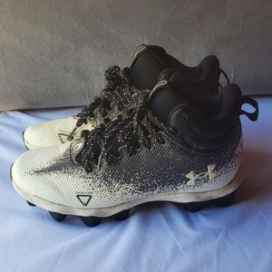 Youth football cleats